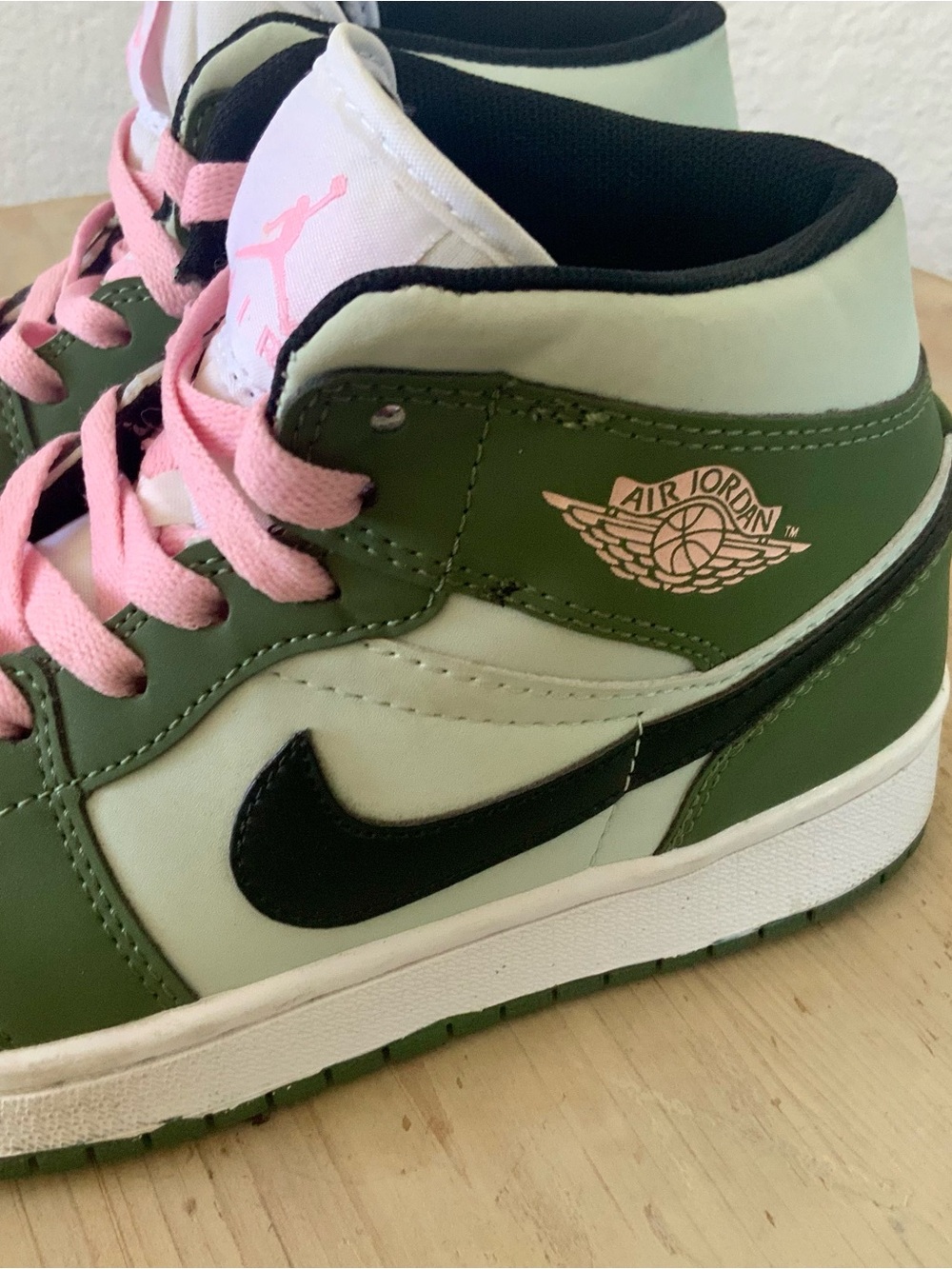 Women's Air Jordan Retro 1 Mid SE Casual Shoes - Picture 4 of 8
